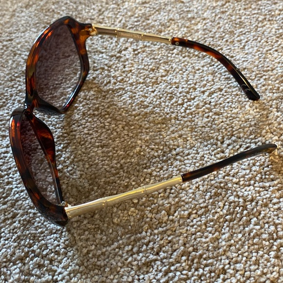 NEW- Tortoise Jackie-o Sunglasses - Picture 2 of 10